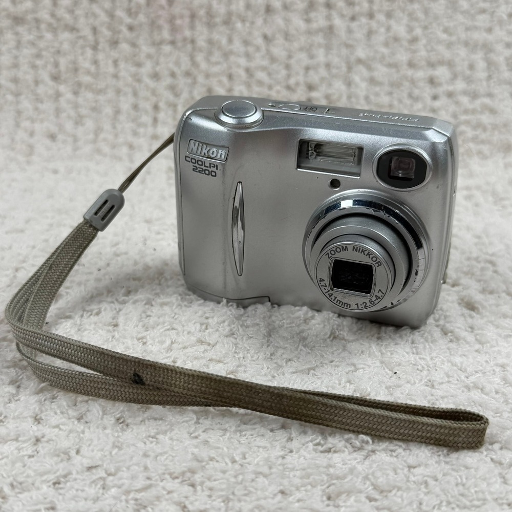 Nikon COOLPIX 2200 2.0MP Digital Camera Silver 3x Zoom TESTED 4.7-14.1mm